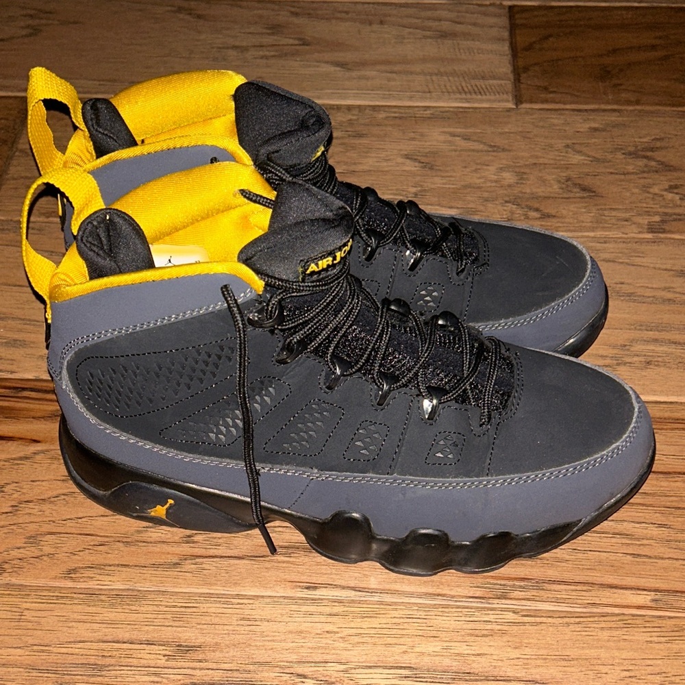 Jordan Men's Black and Gold Sneakers